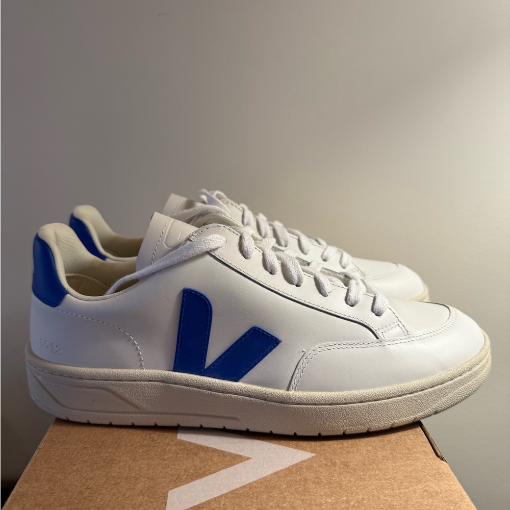 VEJA V-12 LEATHER WHITE PAROS